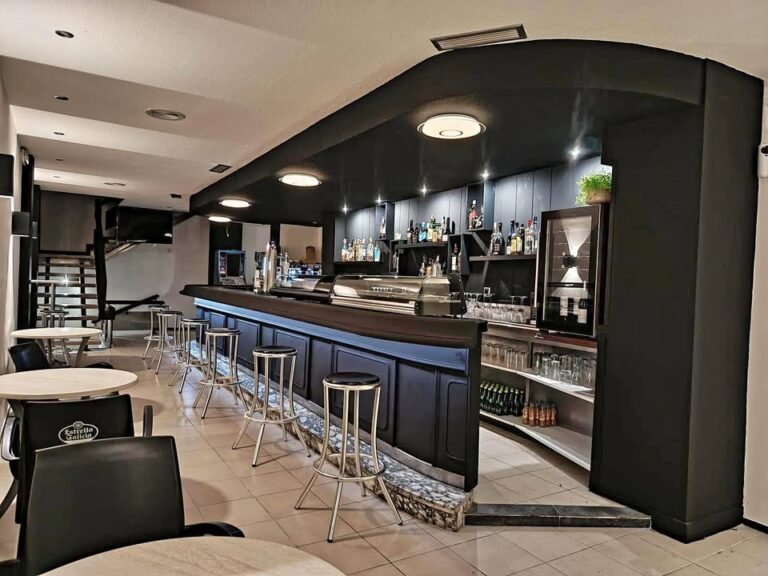 Café, Bar, sala de eventos